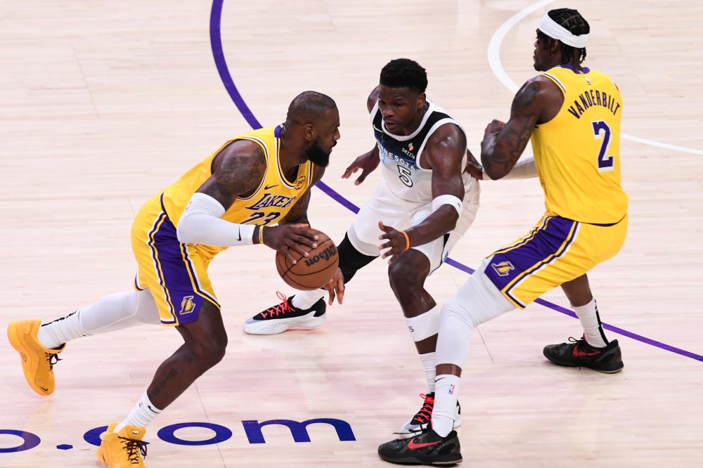 他在攻守两 他在攻守两